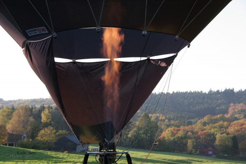 ein Heissluftballon wird befeuert