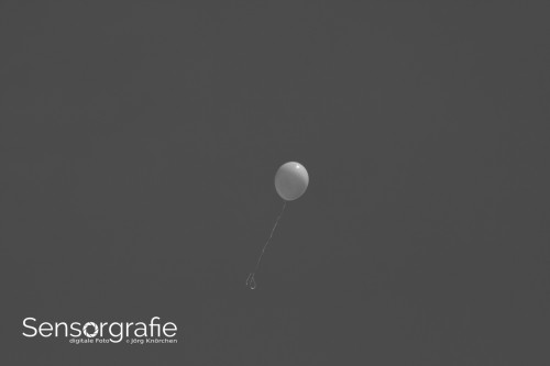 Schlichtheit: Der Ballon als Punkt-Motiv mit negativen Raum