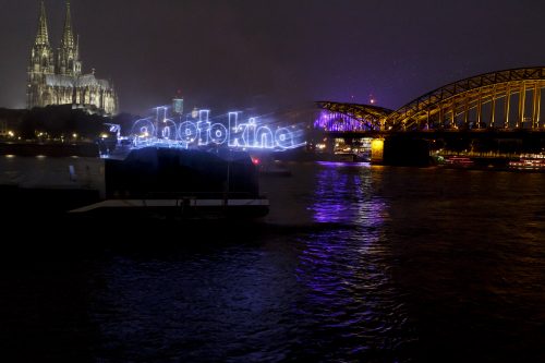 photokina: Großprojektion und Lasershow auf einer Wasserleinwand vor dem Rheinboulevard