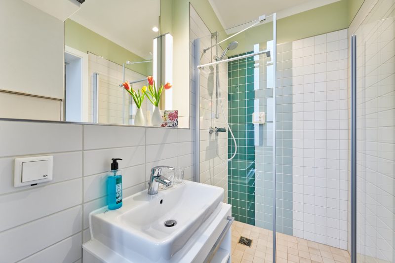 Mit einem Ultraweitwinkel-Objektiv lassen sich auch kleine Badezimmer fotografieren.