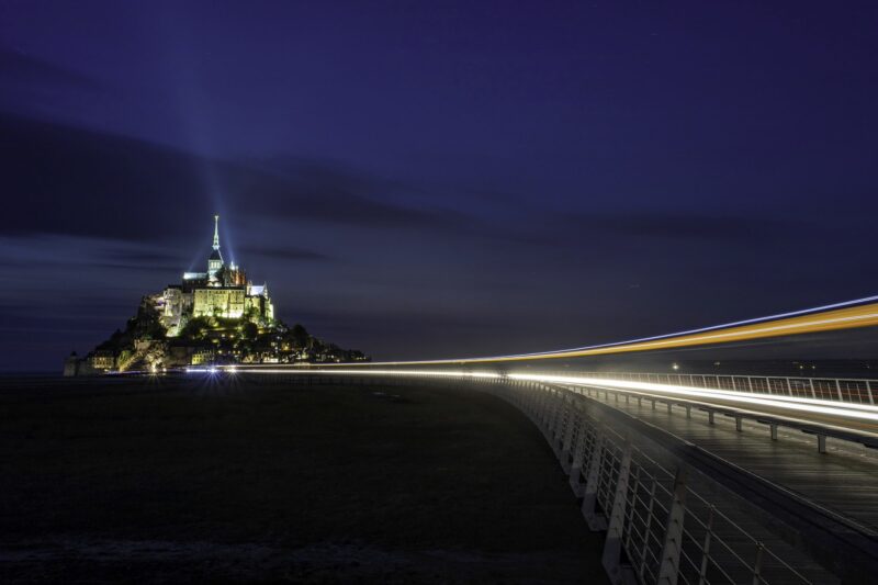 Nachtaufnahme des Le Mont-Saint-Michel, ohne Stativ und Fernauslöser nicht möglich.