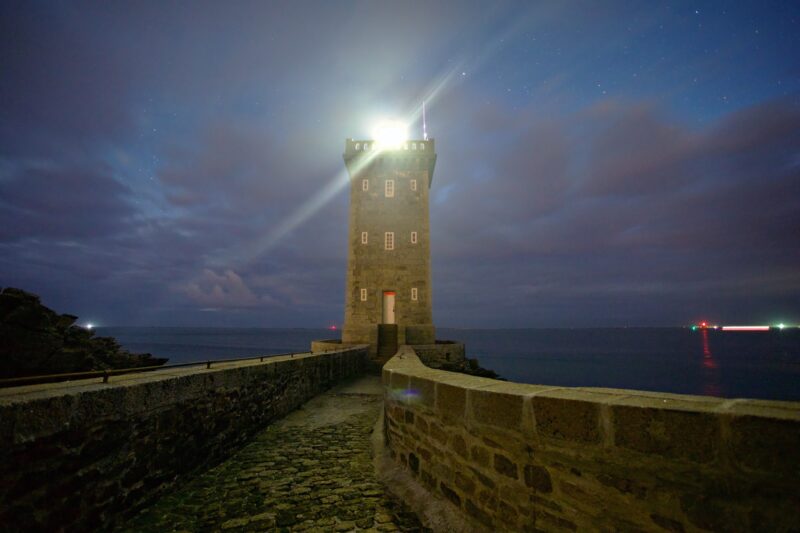 Weit nach Mitternacht entstand dieses Leuchtturm Bild. Der Campingplatz ist bereits im Schlaf versunken.