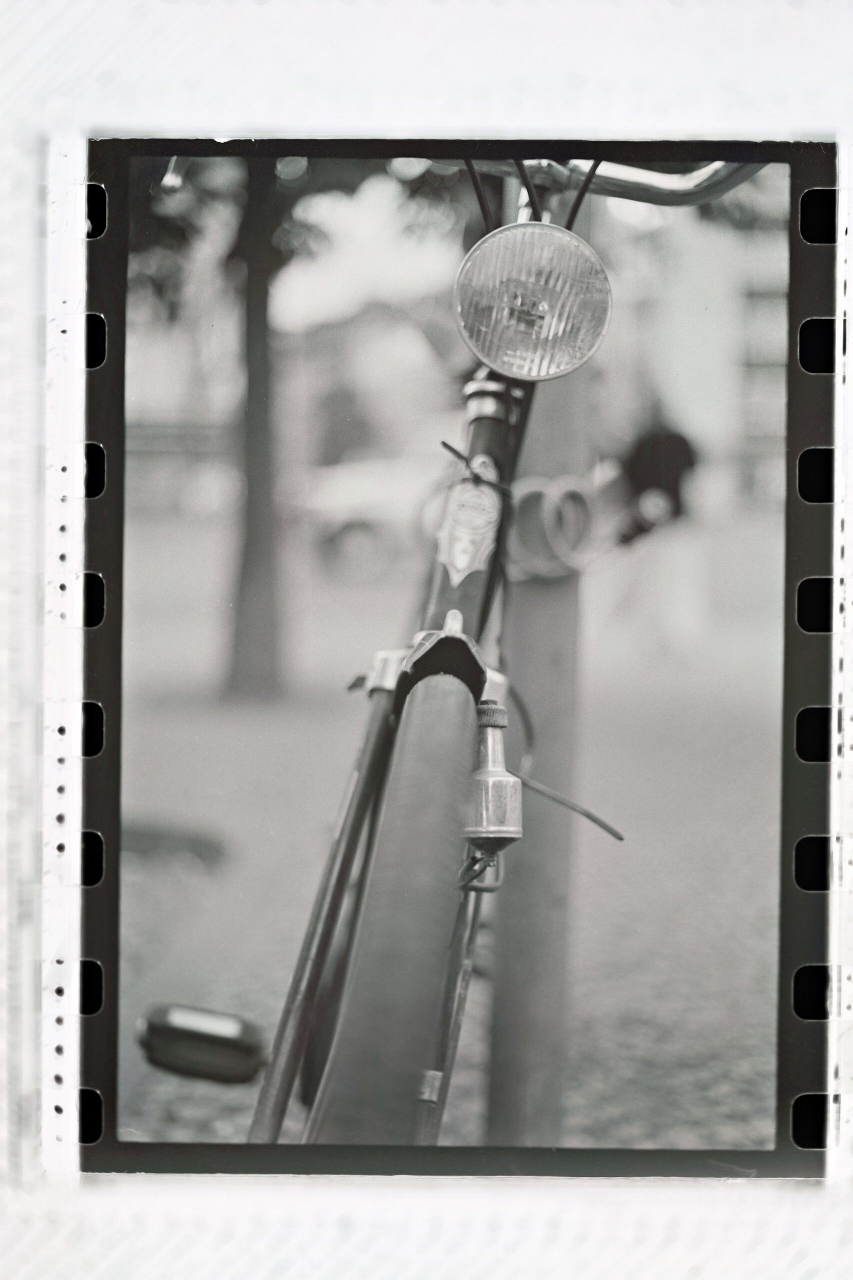 Angelehnt, ein Fahrad analog fotografiert und digitalisiert zu einem Positiv