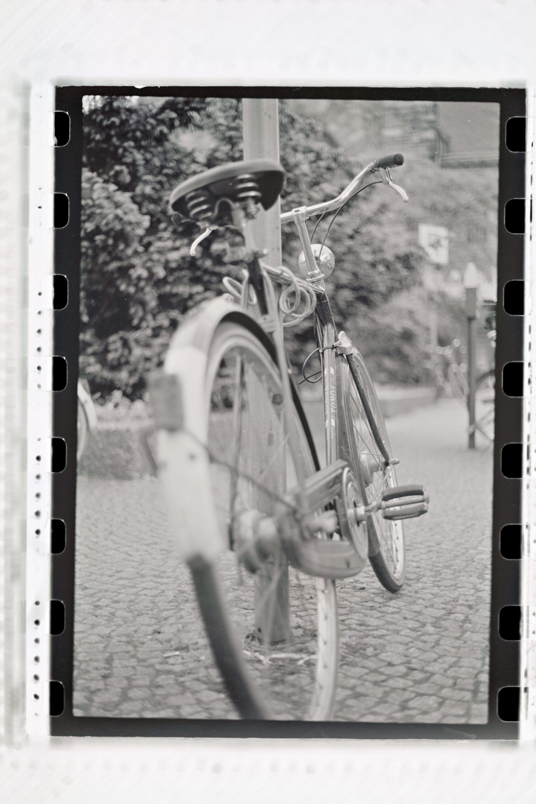 Angelehnt, ein Fahrad analog fotografiert und digitalisiert zu einem Positiv