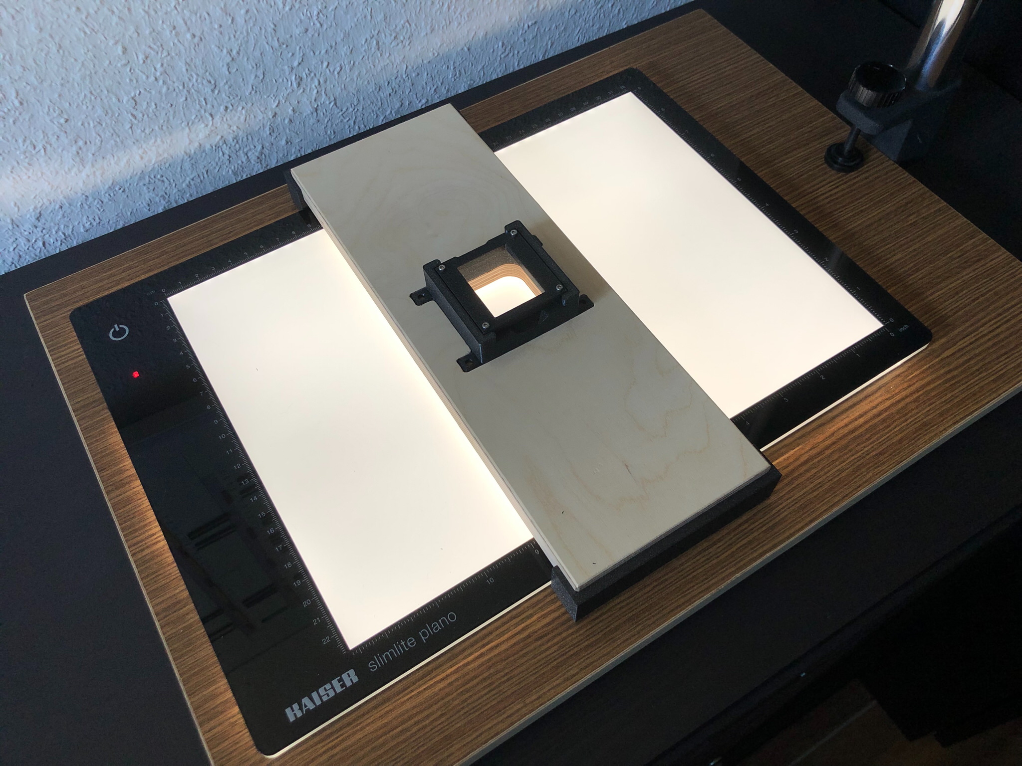 Der Filmhalter ist nun eingelassen ins Holzbrett und hat Füße bekommen und exakt in der Waage zu stehen. Ich finde er sieht jetzt auch echt stylisch aus.