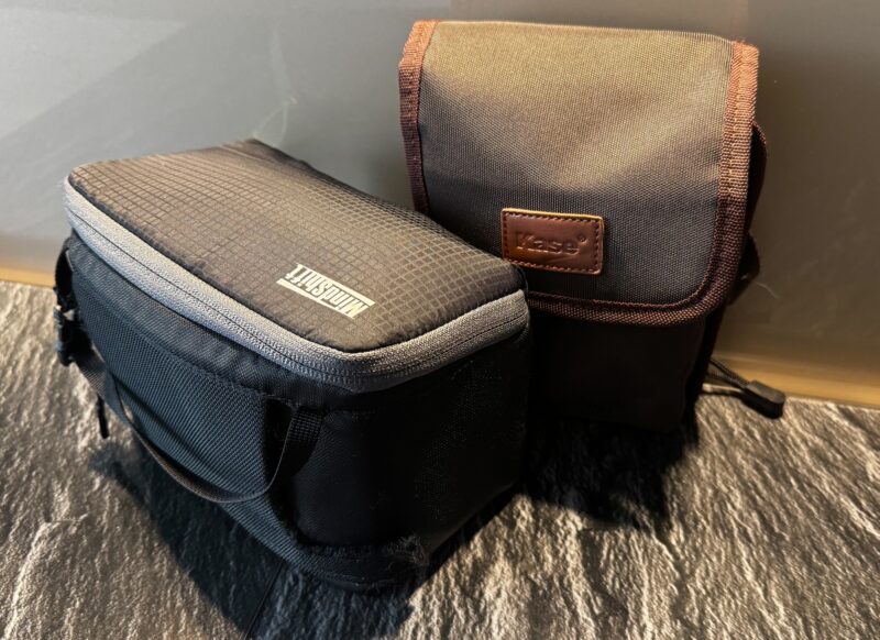 Hier die Filtertaschen, die ich bis zuletzt verwendet habe, beide zu klein, um das komplette Filterzubehör zu fassen.